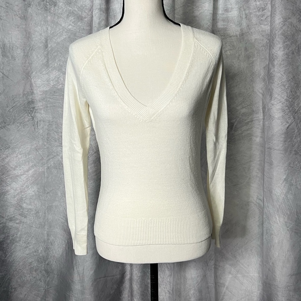 Wet Seal Lightweight Cream V-Neck Women's Sweater - size Medium